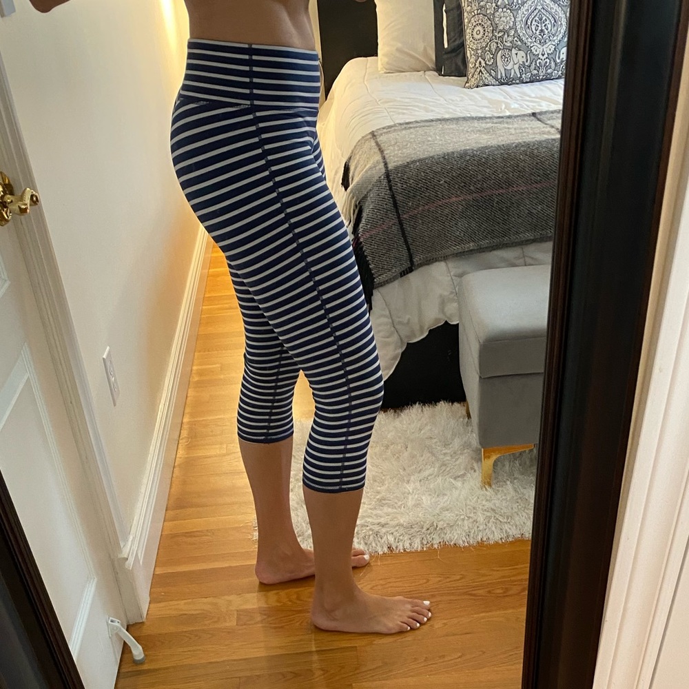 Athleta Navy & White Chaturanga cropped Capri
